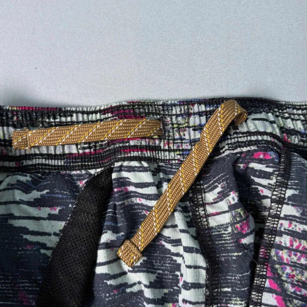 The North Face Mens Abstract Glitch Print Athletic Shorts Black Pink Small 317